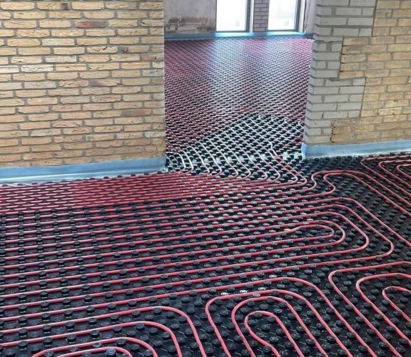 Het isoleren van de kruipruimte met schuimbeton en het installeren van vloerverwarming