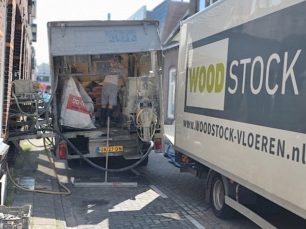 Kruipruimte isoleren met schuimbeton en vloerverwarming aanleggen door Woodstock Vloeren