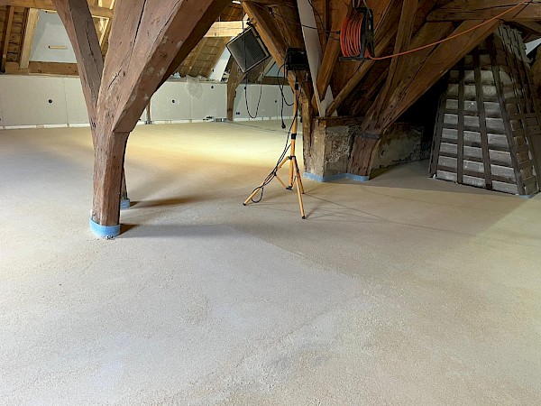 Houten vloer isoleren tussen de balken