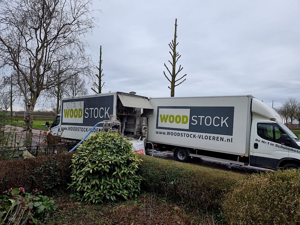 Professioneel schuimbeton verwerken met een pomptruck voor hoogwaardige isolatie van een woning